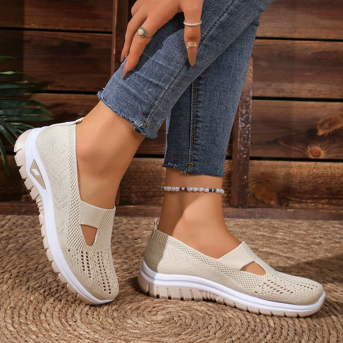 Women's casual sports shoes with breathable mesh, fashionable and versatile, soft soles, comfortable and casual