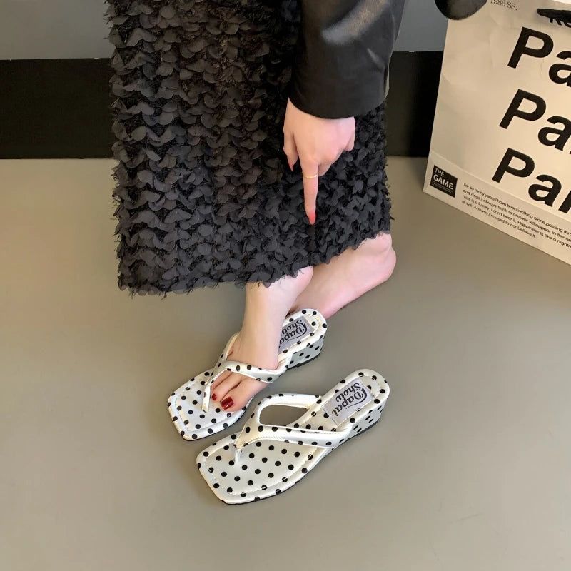 Designer Polka Dot Women Slippers Concise Wedges Heel Dress Flip Flop Shoes Summer Outdoor Clip Toe Beach Vacation Slides Shoes
