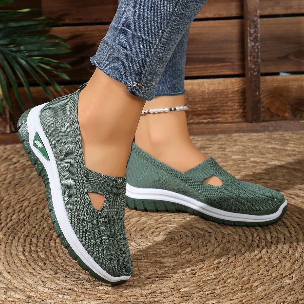 Women's casual sports shoes with breathable mesh, fashionable and versatile, soft soles, comfortable and casual