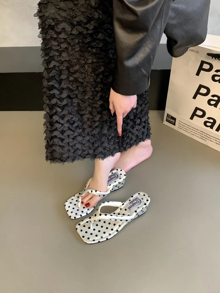 Designer Polka Dot Women Slippers Concise Wedges Heel Dress Flip Flop Shoes Summer Outdoor Clip Toe Beach Vacation Slides Shoes